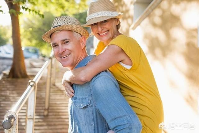 为什么夫妻俩年纪越大，感情越深呢？