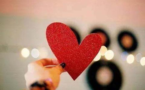 坐在书桌前等待爱情